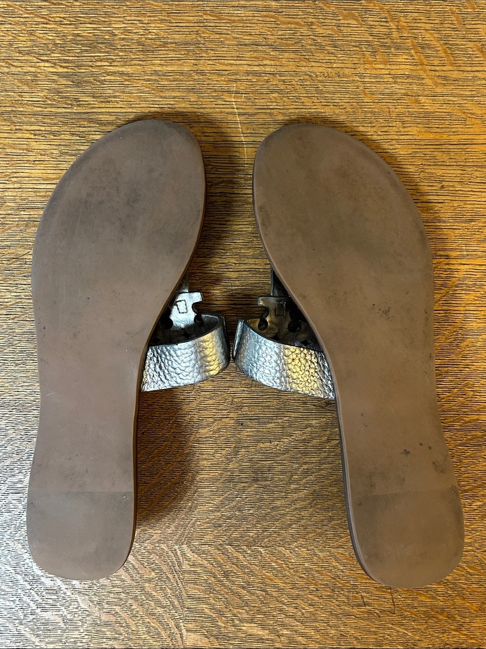 Tory Burch Moore metallic pewter pebble leather thong sandals size 7.5 - Picture 10 of 12